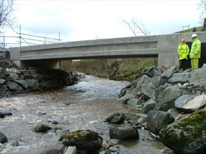  Leonie Alexander with contractor at Fenwick Water bridge which has become a regular lying up site
for otters